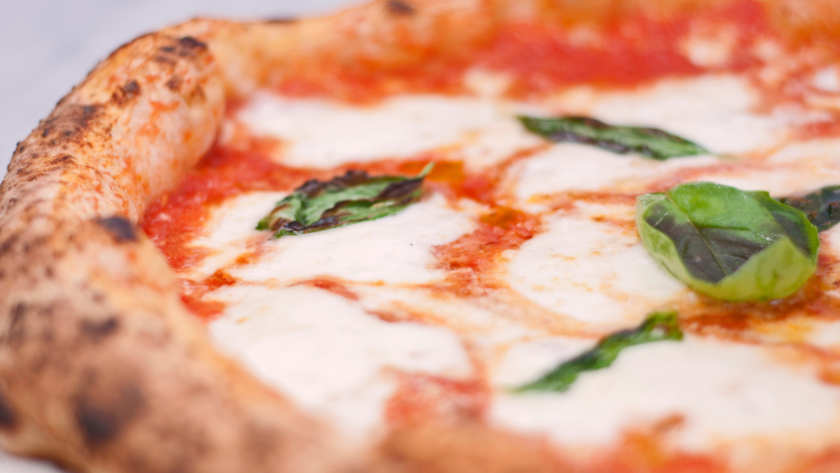 La pizza margherita è tra i piatti italiani più iconici